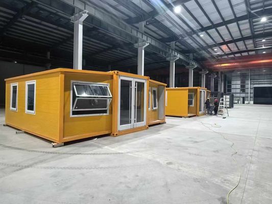 Sistema de encanamento pré-instalado Casa de contêineres expansível com isolamento de espuma de poliuretano e porta de segurança de aço