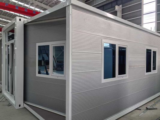 Aislamiento de espuma de poliuretano y ventana corredera de aleación de aluminio en una casa de contenedores expandible para viviendas temporales o permanentes